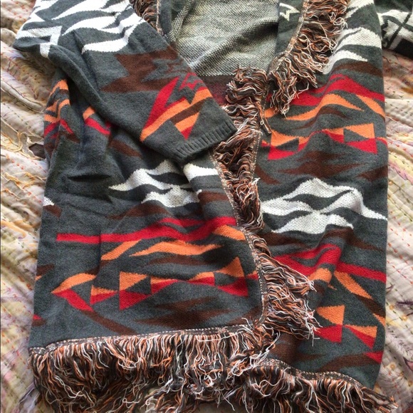 1 left!! ❤️Grey Skies Aztec Blanket  Western Fringe Blanket cardigan sweater - Picture 10 of 13